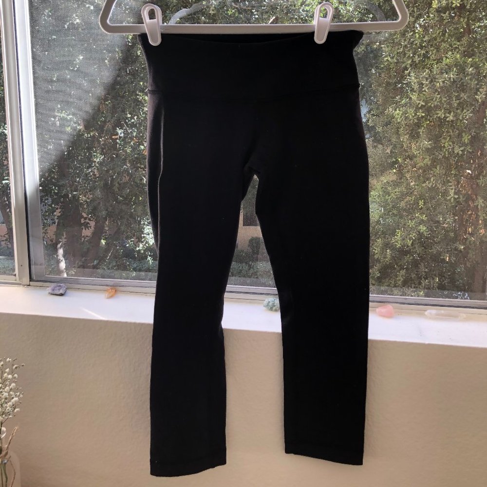 ♥️ Lululemon black cropped leggings